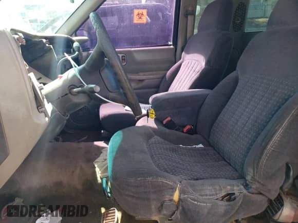 2000 Chevrolet S-10 LS z VIN 1GCCS1952YK222289, wystawiony jako Copart lot #58384715 z przebiegiem Nie podano mil oraz Nie do naprawy • Non repairable. Historia ofert i sprzedaży dostępna na DreamBid. Obrazek 7.