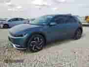 2023 Hyundai Ioniq 5 SEL z VIN KM8KNDAF7PU166163, wystawiony jako Copart lot #71965825 z przebiegiem 19 084 mil mil oraz Czysty tytuł • Clean title. Historia ofert i sprzedaży dostępna na DreamBid. Obrazek 1.