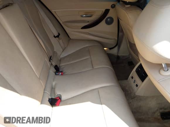 2014 BMW 3 Series 328i xDrive z VIN WBA3B3C51EJ982149, wystawiony jako IAAI lot #42897290 z przebiegiem 130 498 mil mil oraz . Historia ofert i sprzedaży dostępna na DreamBid. Obrazek 8.