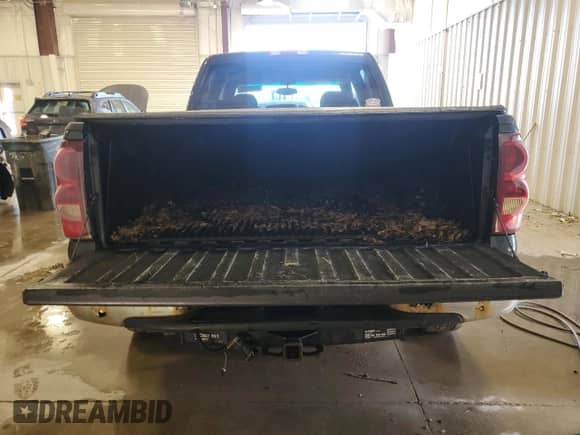 2003 Chevrolet Silverado 1500HD LS z VIN 1GCGK13U13F199980, wystawiony jako Copart lot #86324604 z przebiegiem Nie podano mil oraz Nie do naprawy • Non repairable. Historia ofert i sprzedaży dostępna na DreamBid. Obrazek 6.