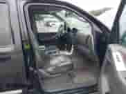 2011 Nissan Pathfinder LE z VIN 5N1AR1NB4BC627114, wystawiony jako IAAI lot #42713940 z przebiegiem 192 036 mil mil oraz . Historia ofert i sprzedaży dostępna na DreamBid. Obrazek 5.