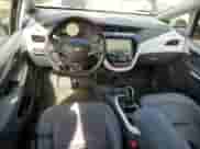 2017 Chevrolet Bolt EV Premier z VIN 1G1FX6S03H4191173, wystawiony jako Copart lot #66540943 z przebiegiem 66 507 mil mil oraz . Historia ofert i sprzedaży dostępna na DreamBid. Obrazek 8.