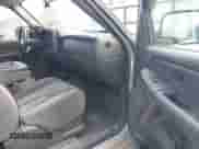 2005 Chevrolet Silverado 1500 LS z VIN 2GCEC13T751140812, wystawiony jako IAAI lot #43263673 z przebiegiem 306 425 mil mil oraz . Historia ofert i sprzedaży dostępna na DreamBid. Obrazek 5.