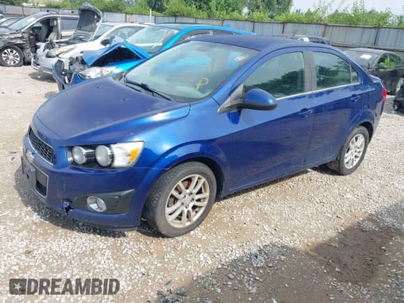 2013 Chevrolet Sonic LT z VIN 1G1JC5SH9D4172157, wystawiony jako IAAI lot #42797810 z przebiegiem 177 243 mil mil oraz . Historia ofert i sprzedaży dostępna na DreamBid. Obrazek 2.