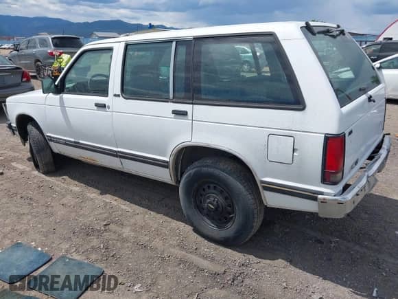 1993 Chevrolet Blazer z VIN 1GNDT13W0P2159153, wystawiony jako IAAI lot #42414622 z przebiegiem 224 752 mil mil oraz . Historia ofert i sprzedaży dostępna na DreamBid. Obrazek 3.