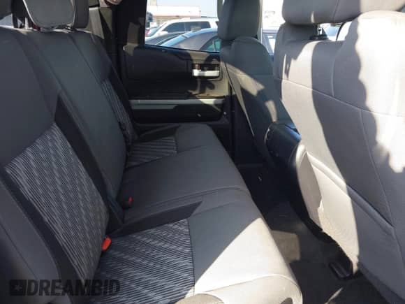 2019 Toyota Tundra SR z VIN 5TFRY5F17KX251217, wystawiony jako IAAI lot #41433506 z przebiegiem 49 207 mil mil oraz . Historia ofert i sprzedaży dostępna na DreamBid. Obrazek 8.