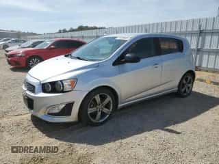 2015 Chevrolet Sonic RS z VIN 1G1JG6SB0F4108503, wystawiony jako Copart lot #71828855 z przebiegiem 110 655 mil mil oraz Szkoda całkowita • Salvage title. Historia ofert i sprzedaży dostępna na DreamBid. Obrazek 1.