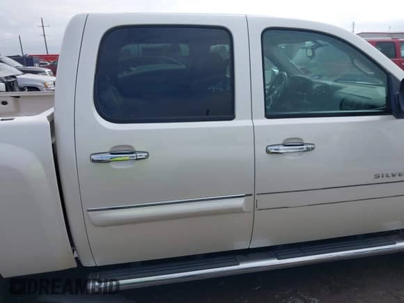 2011 Chevrolet Silverado 1500 LT z VIN 3GCPKSE38BG358968, wystawiony jako IAAI lot #43393436 z przebiegiem 187 947 mil mil oraz . Historia ofert i sprzedaży dostępna na DreamBid. Obrazek 13.