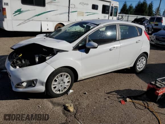 2015 Ford Fiesta S z VIN 3FADP4TJ1FM222163, wystawiony jako Copart lot #85644915 z przebiegiem 51 032 mil mil oraz Czysty tytuł • Clean title. Historia ofert i sprzedaży dostępna na DreamBid. Obrazek 1.