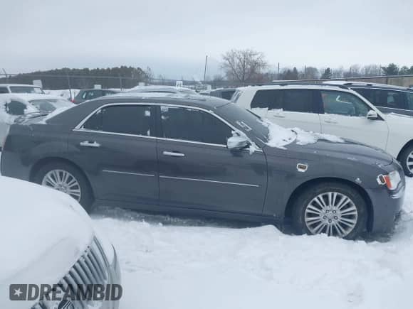 2013 Chrysler 300 S z VIN 2C3CCAJTXDH621920, wystawiony jako IAAI lot #41434113 z przebiegiem 146 164 mil mil oraz . Historia ofert i sprzedaży dostępna na DreamBid. Obrazek 13.