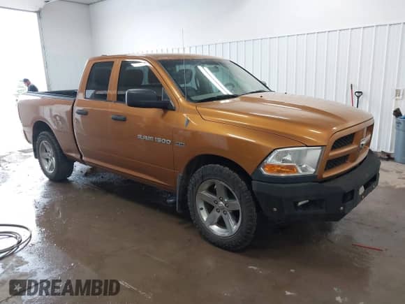 2012 Ram 1500 Express z VIN 1C6RD7FT7CS245092, wystawiony jako IAAI lot #42750773 z przebiegiem 180 274 mil mil oraz . Historia ofert i sprzedaży dostępna na DreamBid. Obrazek 1.