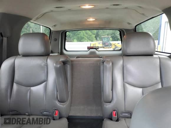 2005 Chevrolet Suburban LS z VIN 3GNFK16Z45G101746, wystawiony jako Copart lot #63064944 z przebiegiem 316 465 mil mil oraz Czysty tytuł • Clean title. Historia ofert i sprzedaży dostępna na DreamBid. Obrazek 10.