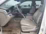 2015 Chevrolet Tahoe LT z VIN 1GNSKBKC7FR140032, wystawiony jako Copart lot #86705035 z przebiegiem 131 618 mil mil oraz Czysty tytuł • Clean title. Historia ofert i sprzedaży dostępna na DreamBid. Obrazek 7.