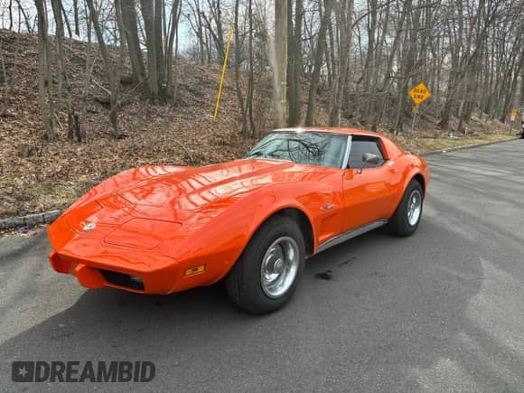 1975 Chevrolet Corvette z VIN 1Z37J5S437631, wystawiony jako Copart lot #51933835 z przebiegiem 98 510 mil mil oraz Czysty tytuł • Clean title. Historia ofert i sprzedaży dostępna na DreamBid. Obrazek 1.