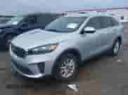 2019 Kia Sorento L z VIN 5XYPG4A30KG592930, wystawiony jako IAAI lot #42371726 z przebiegiem 61 178 mil mil oraz . Historia ofert i sprzedaży dostępna na DreamBid. Obrazek 2.