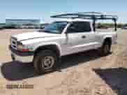1999 Dodge Dakota SLT z VIN 1B7GG22Y7XS121079, wystawiony jako Copart lot #60632755 z przebiegiem 319 198 mil mil oraz Czysty tytuł • Clean title. Historia ofert i sprzedaży dostępna na DreamBid. Obrazek 1.