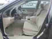 2007 Toyota Camry CE z VIN 4T1BE46K67U557696, wystawiony jako Copart lot #82785335 z przebiegiem 211 672 mil mil oraz Czysty tytuł • Clean title. Historia ofert i sprzedaży dostępna na DreamBid. Obrazek 7.