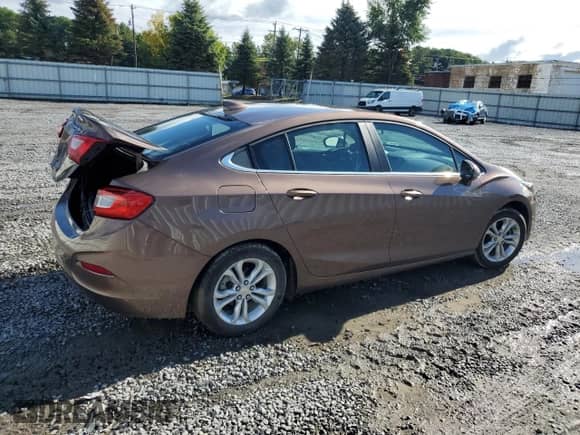 2019 Chevrolet Cruze LT z VIN 1G1BE5SM4K7125318, wystawiony jako Copart lot #82096875 z przebiegiem 40 686 mil mil oraz Szkoda całkowita • Salvage title. Historia ofert i sprzedaży dostępna na DreamBid. Obrazek 3.