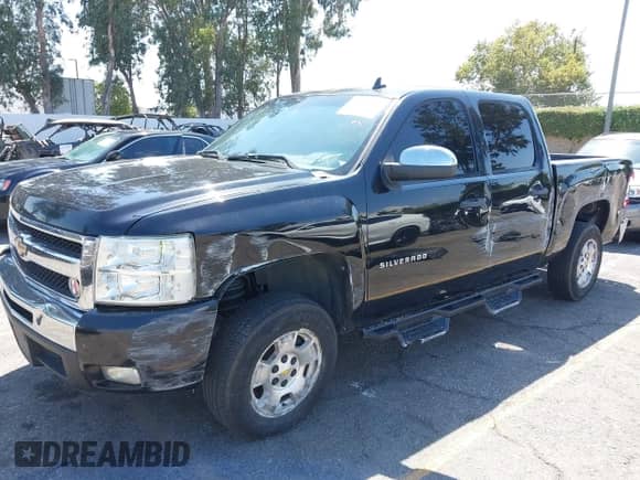 2011 Chevrolet Silverado 1500 LT z VIN 3GCPCSE0XBG111356, wystawiony jako IAAI lot #43079067 z przebiegiem 179 497 mil mil oraz . Historia ofert i sprzedaży dostępna na DreamBid. Obrazek 2.