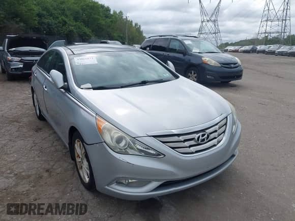 2012 Hyundai Sonata SE z VIN 5NPEC4AC7CH395590, wystawiony jako IAAI lot #43061873 z przebiegiem 135 682 mil mil oraz . Historia ofert i sprzedaży dostępna na DreamBid. Obrazek 6.