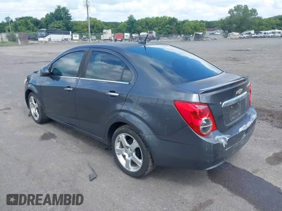 2013 Chevrolet Sonic LTZ z VIN 1G1JE5SBXD4224112, wystawiony jako IAAI lot #42735694 z przebiegiem 163 488 mil mil oraz . Historia ofert i sprzedaży dostępna na DreamBid. Obrazek 3.