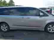 2018 Toyota Sienna LE Auto Access Seat с VIN 5TDKZ3DCXJS948439, выставлен на аукционе IAAI как лот 42860070 с пробегом 110 543 миль миль и . История ставок и продаж доступна на DreamBid. Изображение 14.