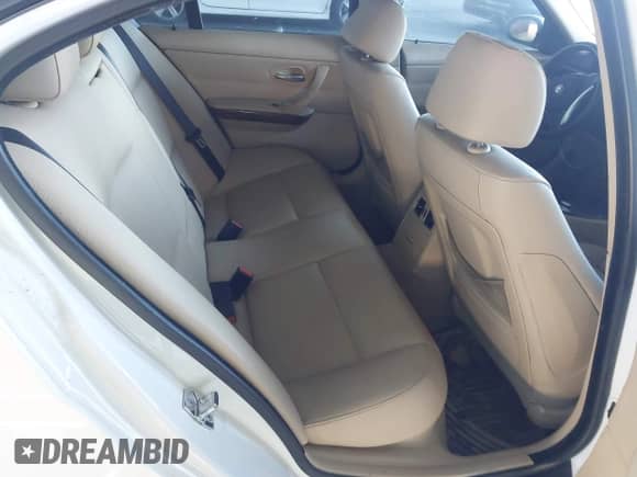 2007 BMW 3 Series 328i z VIN WBAVC53557FZ80461, wystawiony jako IAAI lot #43567151 z przebiegiem Nie podano mil oraz . Historia ofert i sprzedaży dostępna na DreamBid. Obrazek 8.