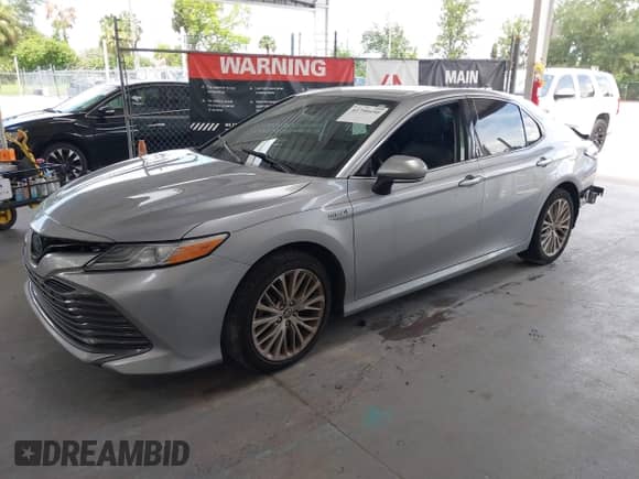2020 Toyota Camry Hybrid XLE z VIN 4T1F31AK1LU533605, wystawiony jako IAAI lot #42790450 z przebiegiem 98 102 mil mil oraz . Historia ofert i sprzedaży dostępna na DreamBid. Obrazek 18.