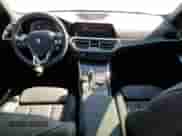 2021 BMW 3 Series 330e xDrive z VIN 3MW5P9J05M8B82131, wystawiony jako Copart lot #45140713 z przebiegiem 13 926 mil mil oraz . Historia ofert i sprzedaży dostępna na DreamBid. Obrazek 8.