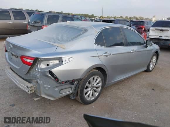 2020 Toyota Camry LE z VIN 4T1C11AK2LU354305, wystawiony jako IAAI lot #43511081 z przebiegiem 125 215 mil mil oraz . Historia ofert i sprzedaży dostępna na DreamBid. Obrazek 4.