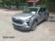 2024 Chevrolet Trax 1RS с VIN KL77LGE2XRC130711, выставлен на аукционе IAAI как лот 42781197 с пробегом 4 500 миль миль и . История ставок и продаж доступна на DreamBid. Изображение 18.