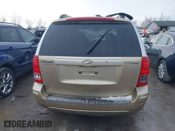 2008 Hyundai Entourage GLS с VIN KNDMC233986047384, выставлен на аукционе IAAI как лот 41427015 с пробегом 222 411 миль миль и . История ставок и продаж доступна на DreamBid. Изображение 16.