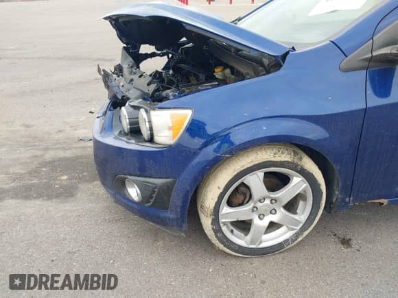 2013 Chevrolet Sonic LTZ z VIN 1G1JE5SB8D4200567, wystawiony jako IAAI lot #41933492 z przebiegiem 124 603 mil mil oraz . Historia ofert i sprzedaży dostępna na DreamBid. Obrazek 13.