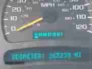 2003 Chevrolet Silverado 2500HD LT z VIN 1GCHK29U23E116984, wystawiony jako IAAI lot #43217859 z przebiegiem 265 239 mil mil oraz . Historia ofert i sprzedaży dostępna na DreamBid. Obrazek 16.