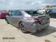 2020 Toyota Camry XSE z VIN 4T1K61AK8LU986917, wystawiony jako IAAI lot #43093102 z przebiegiem 50 424 mil mil oraz . Historia ofert i sprzedaży dostępna na DreamBid. Obrazek 3.