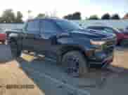 2024 Chevrolet Silverado 1500 Custom Trail Boss z VIN 3GCUDCE83RG218772, wystawiony jako Copart lot #44648145 z przebiegiem 8 672 mil mil oraz Szkoda całkowita • Salvage title. Historia ofert i sprzedaży dostępna na DreamBid. Obrazek 4.