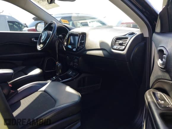 2019 Jeep Compass Altitude z VIN 3C4NJCBB3KT637375, wystawiony jako IAAI lot #42408775 z przebiegiem 114 977 mil mil oraz . Historia ofert i sprzedaży dostępna na DreamBid. Obrazek 5.