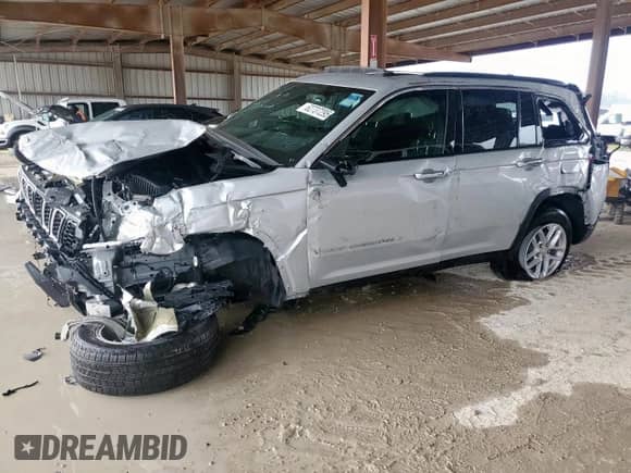 2025 Jeep Grand Cherokee Altitude z VIN 1C4RJGAGXSC320016, wystawiony jako Copart lot #62737295 z przebiegiem Nie podano mil oraz Szkoda całkowita • Salvage title. Historia ofert i sprzedaży dostępna na DreamBid. Obrazek 1.