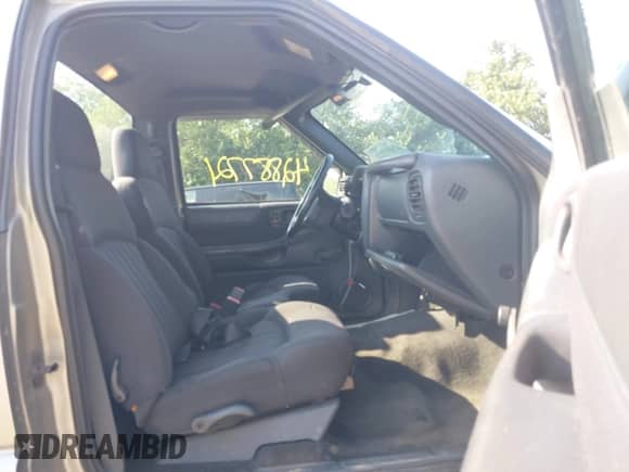 2003 Chevrolet S-10 with VIN 1GCCS14X338208562, listed as a IAAI auction lot 42887721 with 204,759 mi miles and . Bid and sale history available at DreamBid. Image 5.