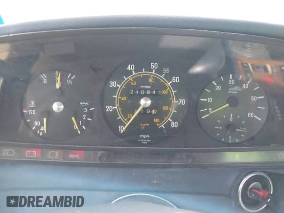 1984 Mercedes-Benz 300 z VIN WDBAB93AXEF005460, wystawiony jako IAAI lot #42868835 z przebiegiem 210 841 mil mil oraz . Historia ofert i sprzedaży dostępna na DreamBid. Obrazek 7.