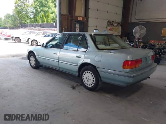 1992 Honda Accord LX with VIN JHMCB7658NC016387, listed as a IAAI auction lot 42682778 with 113,566 mi miles and . Bid and sale history available at DreamBid. Image 3.