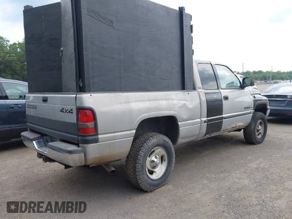 2000 Dodge 1500 z VIN 3B7HF13Y0YG108022, wystawiony jako IAAI lot #42515184 z przebiegiem 106 492 mil mil oraz . Historia ofert i sprzedaży dostępna na DreamBid. Obrazek 4.