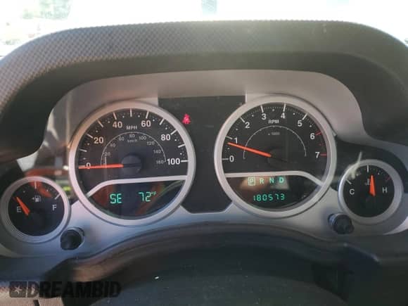 2007 Jeep Wrangler Unlimited Sahara z VIN 1J4GA59127L152918, wystawiony jako Copart lot #85123165 z przebiegiem 180 573 mil mil oraz Szkoda całkowita • Salvage title. Historia ofert i sprzedaży dostępna na DreamBid. Obrazek 9.