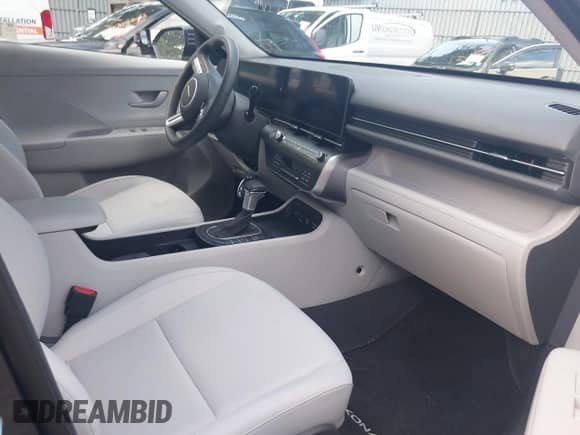 2025 Hyundai Kona SEL с VIN KM8HBCAB0SU271856, выставлен на аукционе IAAI как лот 42797939 с пробегом 3 518 миль миль и . История ставок и продаж доступна на DreamBid. Изображение 5.