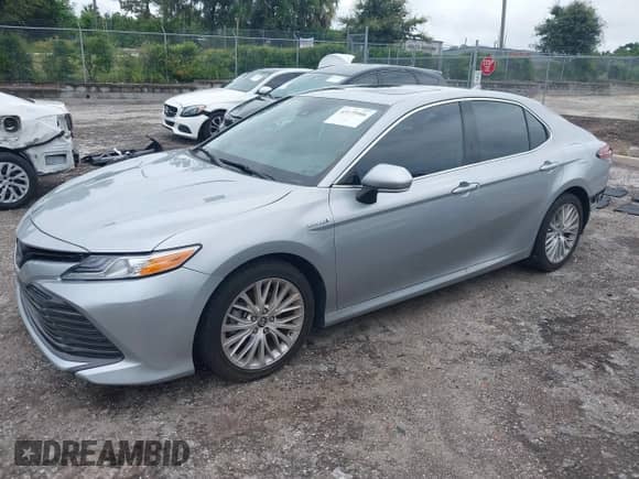 2020 Toyota Camry Hybrid XLE z VIN 4T1F31AK0LU519386, wystawiony jako IAAI lot #43175906 z przebiegiem 33 991 mil mil oraz . Historia ofert i sprzedaży dostępna na DreamBid. Obrazek 17.