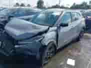 2021 Nissan Kicks SR z VIN 3N1CP5DVXML552726, wystawiony jako IAAI lot #43298655 z przebiegiem 48 710 mil mil oraz . Historia ofert i sprzedaży dostępna na DreamBid. Obrazek 2.