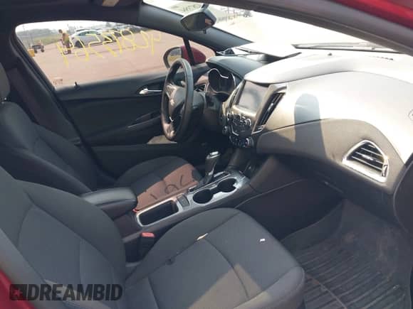 2017 Chevrolet Cruze LT z VIN 1G1BE5SMXH7174497, wystawiony jako IAAI lot #42873564 z przebiegiem 116 704 mil mil oraz . Historia ofert i sprzedaży dostępna na DreamBid. Obrazek 5.