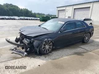 2013 Chrysler 300 S z VIN 2C3CCABG6DH553164, wystawiony jako Copart lot #65322225 z przebiegiem 207 544 mil mil oraz Szkoda całkowita • Salvage title. Historia ofert i sprzedaży dostępna na DreamBid. Obrazek 1.