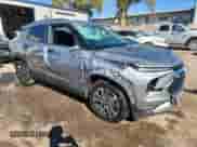2025 Chevrolet TrailBlazer LT z VIN KL79MPSP3SB149652, wystawiony jako Copart lot #84912635 z przebiegiem 21 968 mil mil oraz Szkoda całkowita • Salvage title. Historia ofert i sprzedaży dostępna na DreamBid. Obrazek 4.