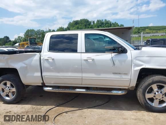2018 Chevrolet Silverado 2500HD LT z VIN 1GC1KVEG9JF188050, wystawiony jako IAAI lot #42696983 z przebiegiem 103 599 mil mil oraz . Historia ofert i sprzedaży dostępna na DreamBid. Obrazek 13.